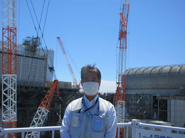福島第一原子力発電所視察。高い緊張感のなかでしっかりと対応している。
