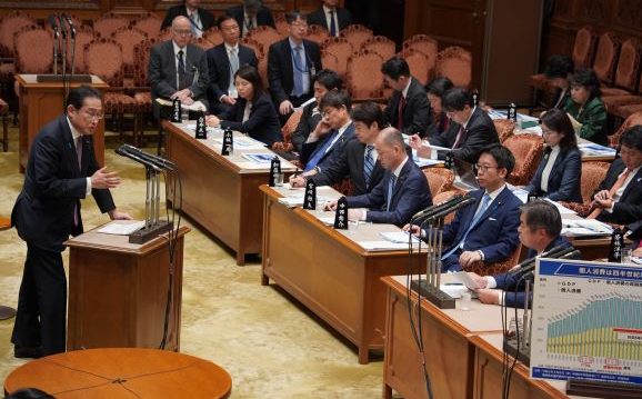 NHK中継の予算委員会。岸田総理・鈴木財務大臣に質す