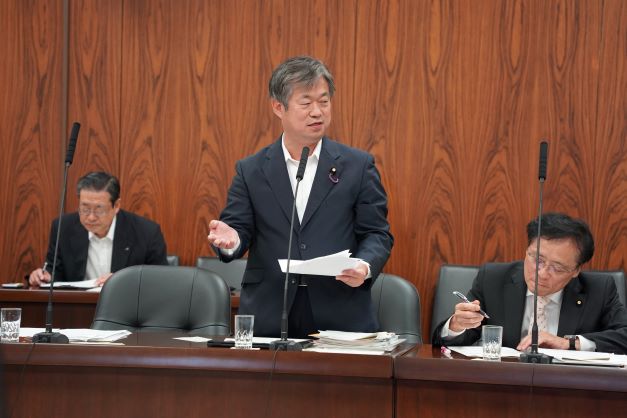 内閣委員会。道路交通法改正案について質問