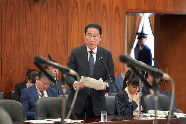 内閣委員会。岸田総理と加藤大臣に質問