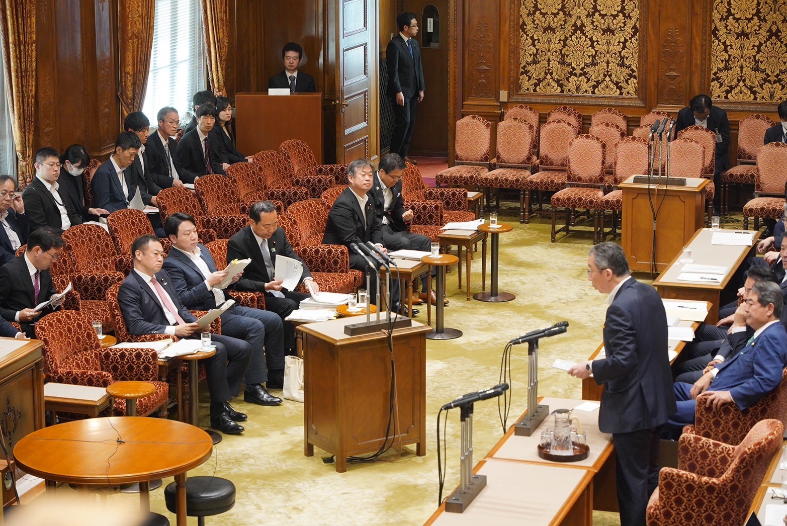 政治改革特別委員会。浜野よしふみ議員が厳しく追求