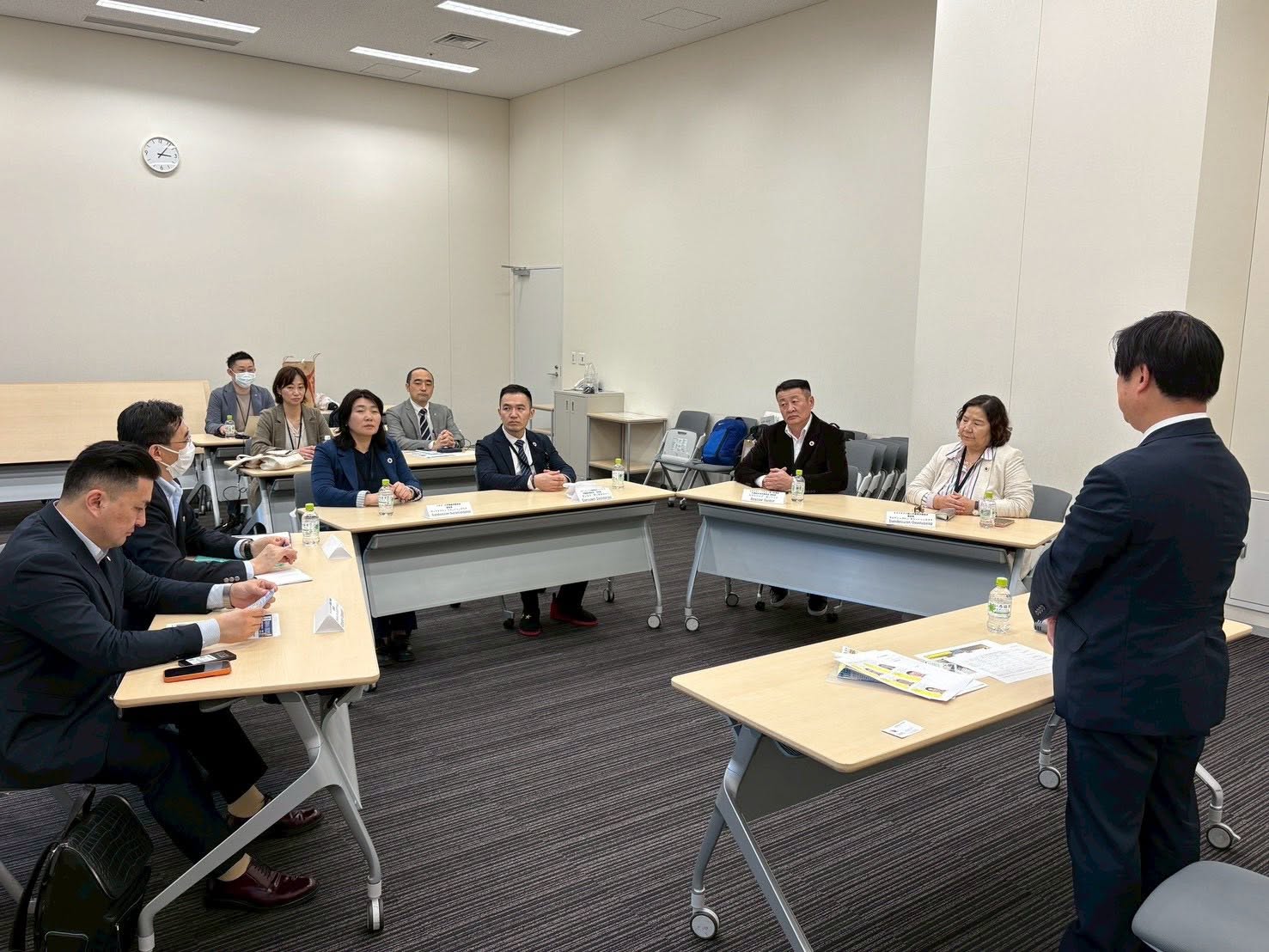 軽油の暫定税率廃止など日切れ法案が可決。モンゴル労組と懇談。